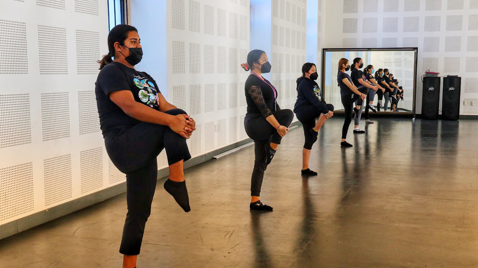 Grupos conformados por niños, jóvenes y adultos