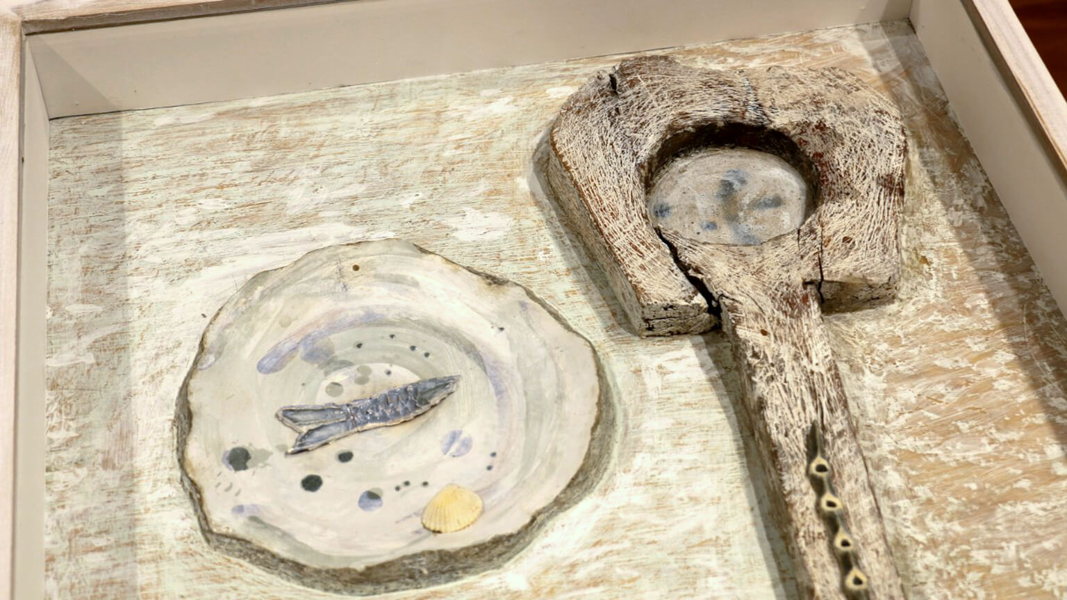 CUBE es una exposición que combina piezas de cerámica y dibujo con materiales naturales