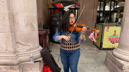 Nadia Llanos, violinista de 24 años, originaria de San Luis Potosí