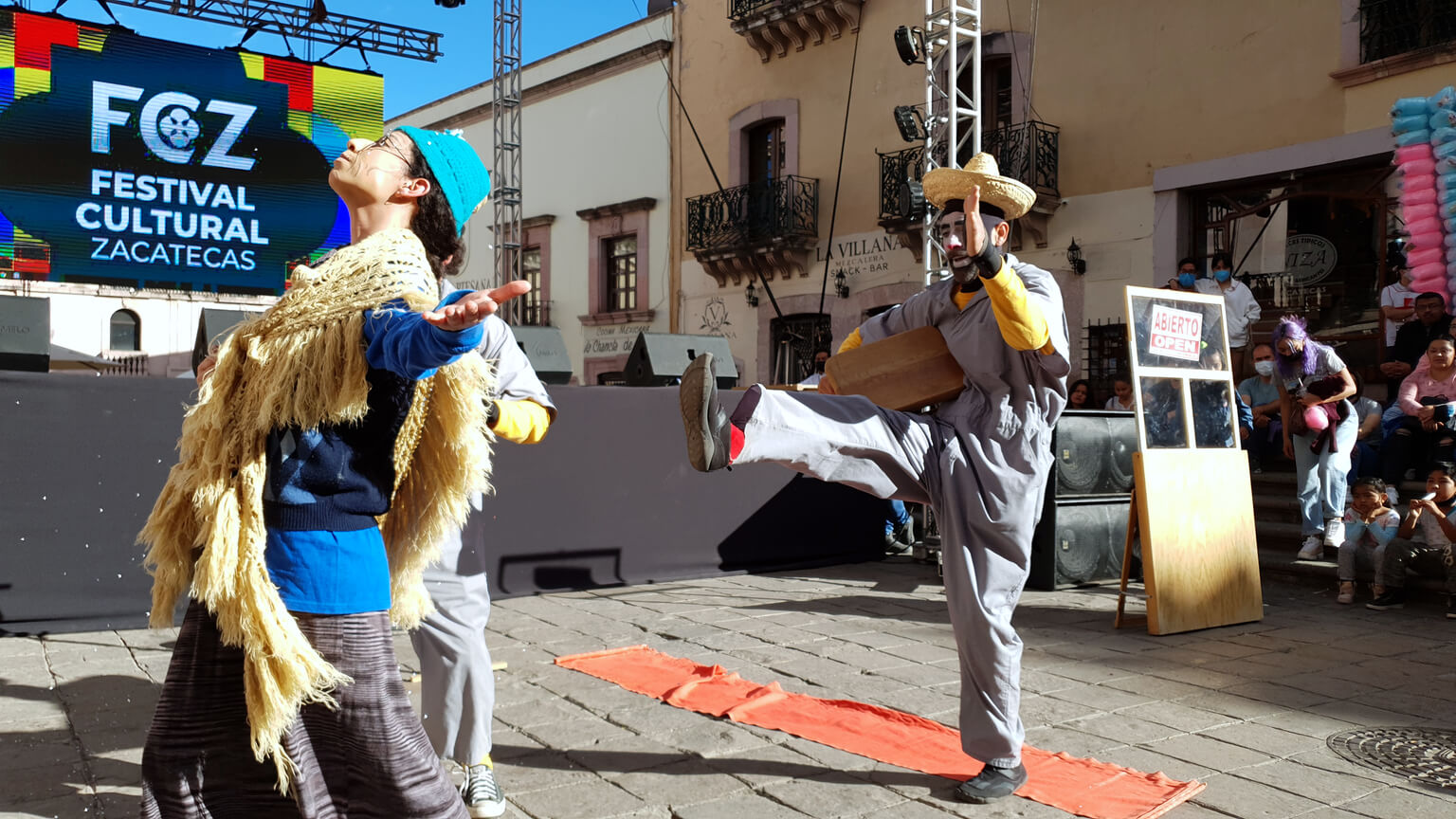 Strongylus presentó su espectáculo escénico "Pelones y Pelucas" en la Plazuela Goitia.