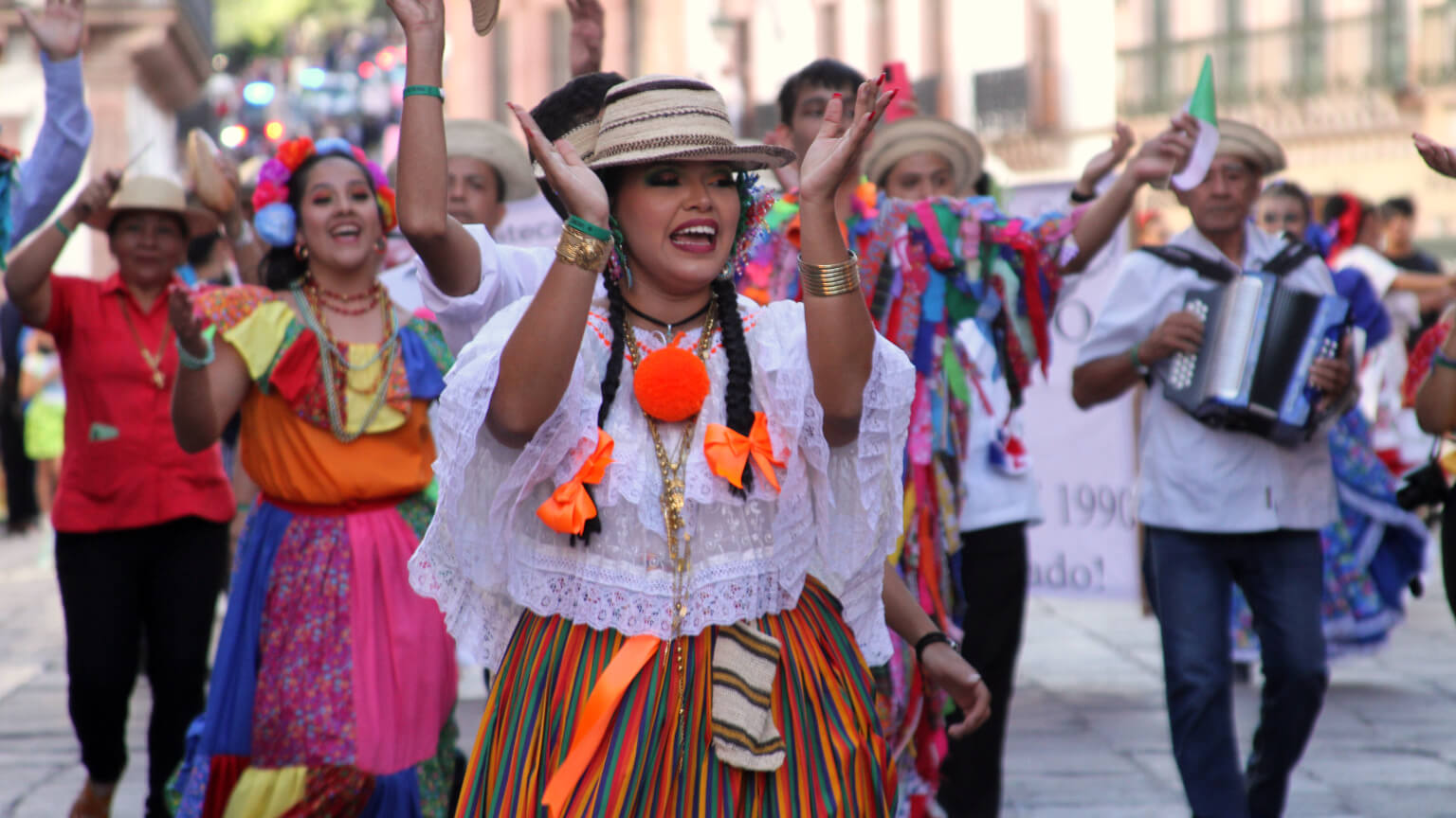 Las principales arterias de la ciudad de cantera y plata fueron abarrotadas por espectadores para presenciar la actuación especial de las agrupaciones folclóricas