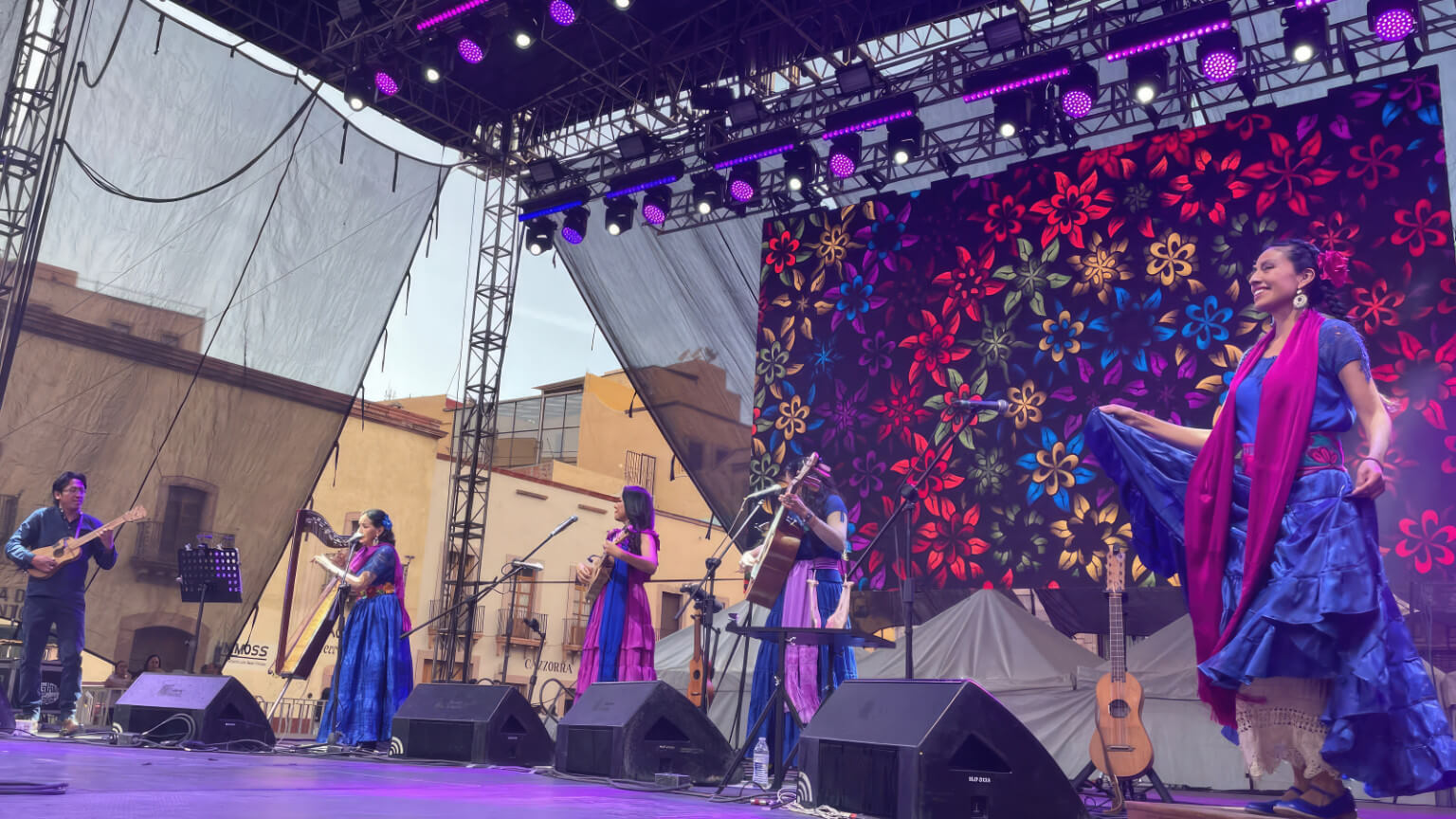 Ataviadas con un elegante traje folclórico, las integrantes se apoderaron del escenario