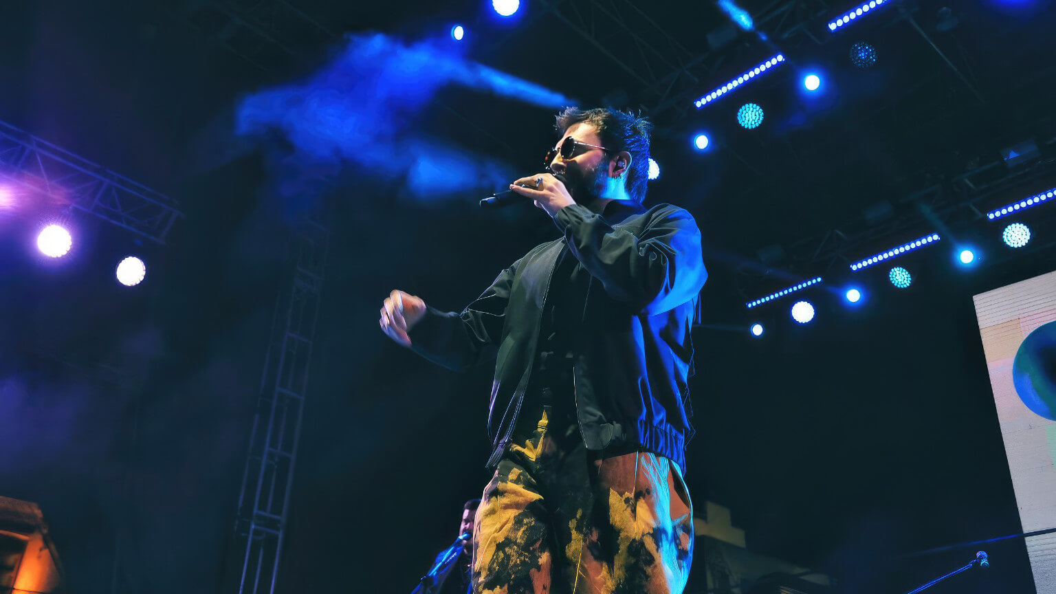 El cantante y compositor tapatío interpretó temas que hicieron corear a una multitud congregada en el foro estelar de la cultura en Zacatecas