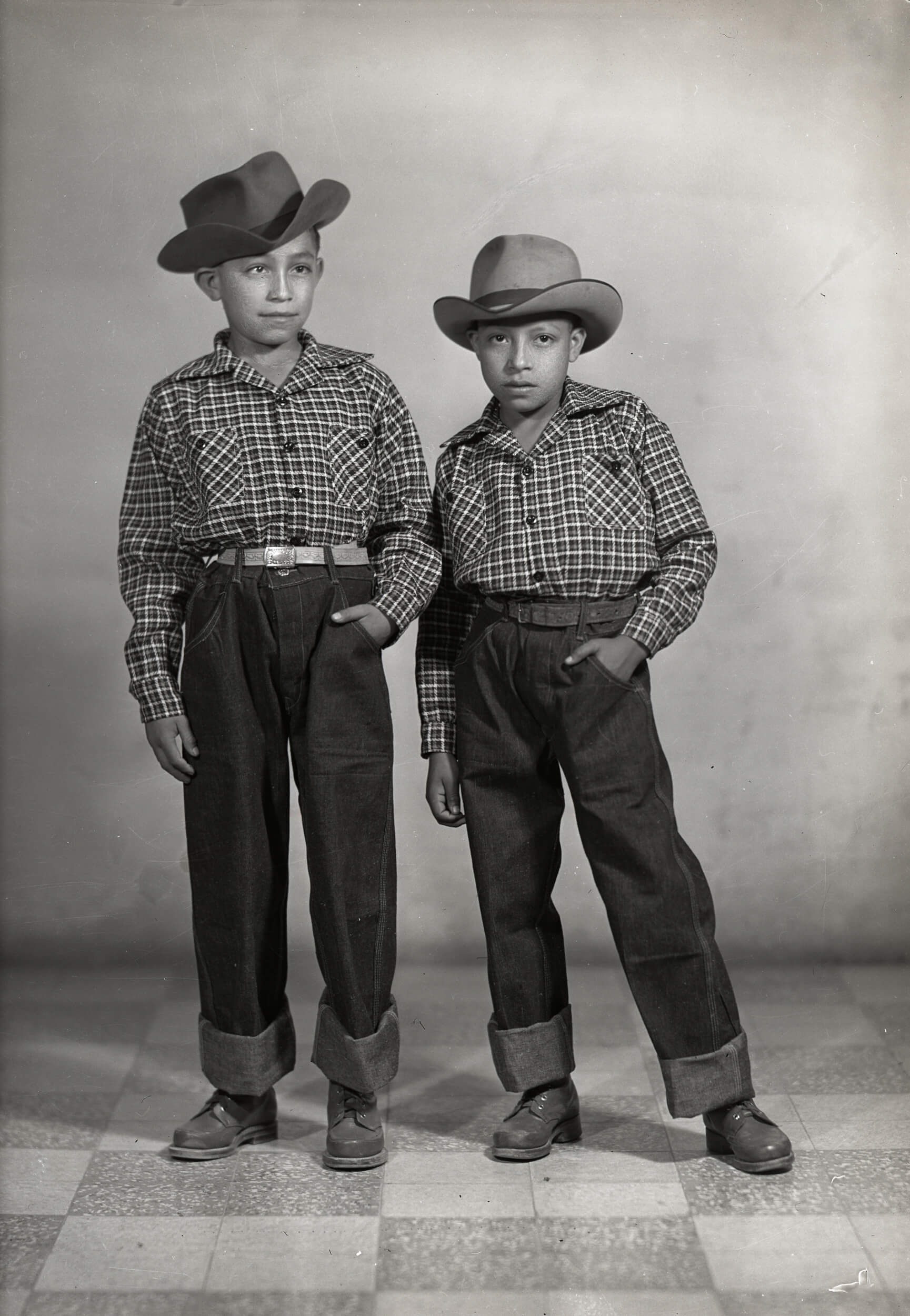 28860. Retrato de cuerpo completo de dos niños usando sombrero y ropa similar, probablemente hermanos en estudio