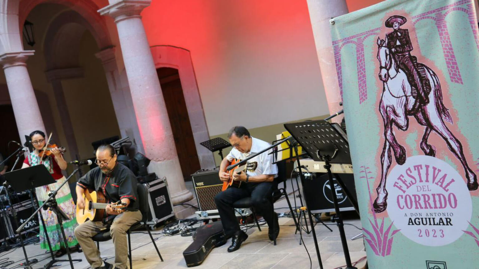 Las agrupaciones Los Loros y Huayrapamushka se presentaron en el patio central del Museo Zacatecano