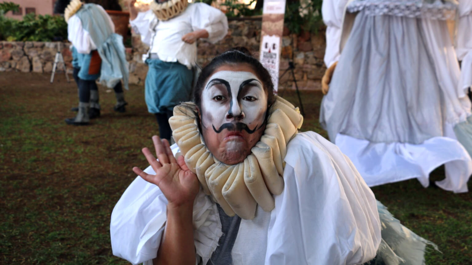 El primer día de actividades escénicas estuvo a cargo de La Ciénega Teatro, compañía dirigida por Iván Guardado, quien produce, dirige y actúa "Andantes con Cervantes"