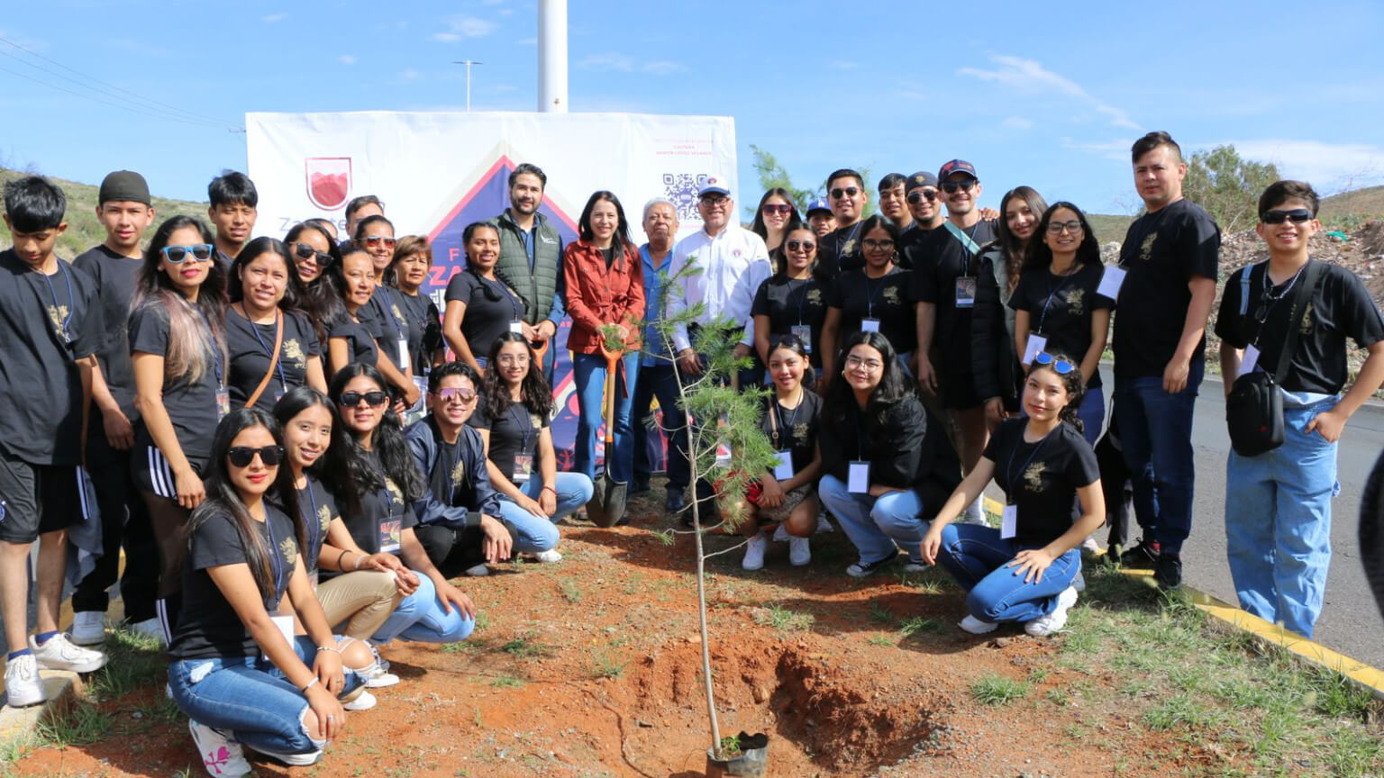 Como una muestra de su paso por Zacatecas, músicos y bailarines de Suiza, Guanajuato, Guerrero y Chiapas participaron en las actividades de reforestación