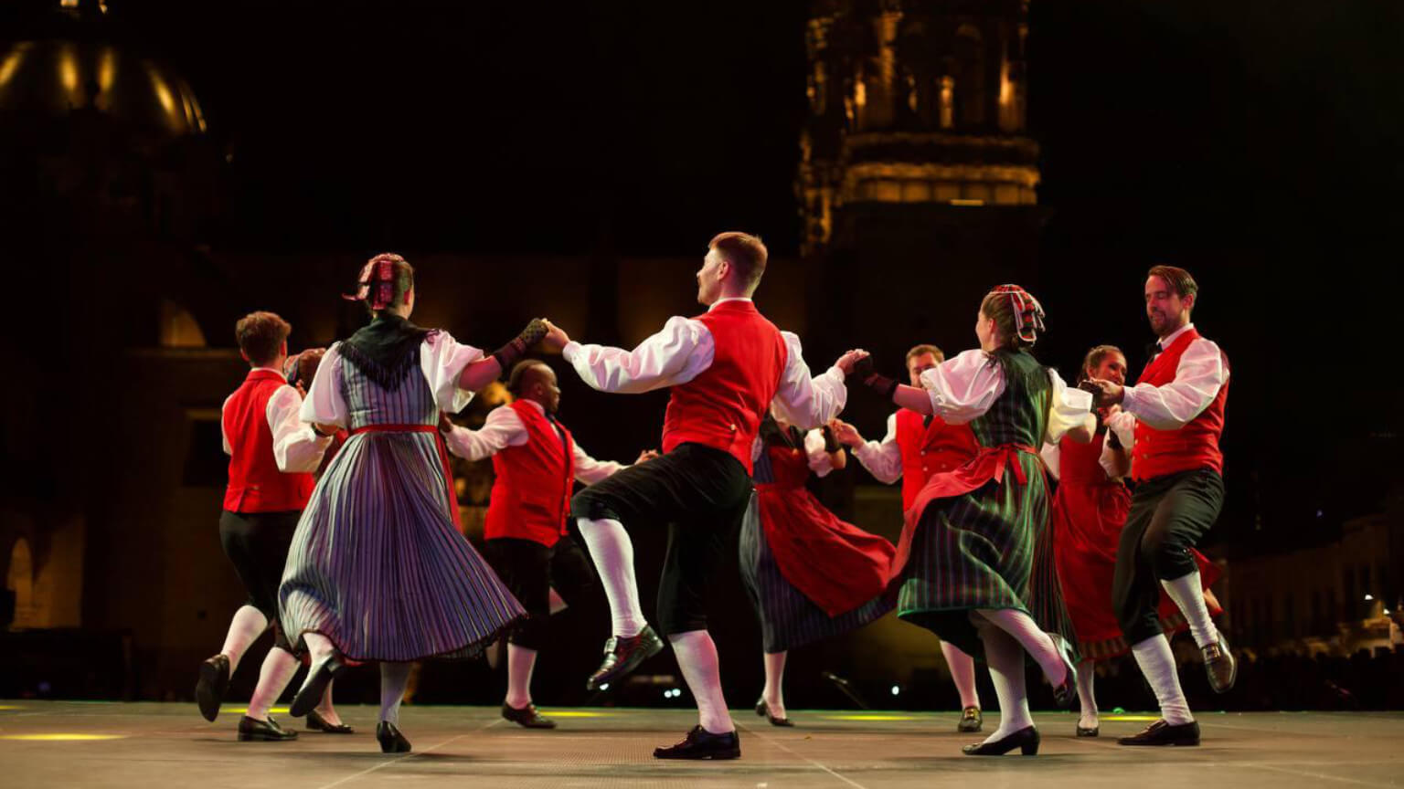 El público ondeó banderas de este país durante su actuación estelar en el foro de Plaza de Armas