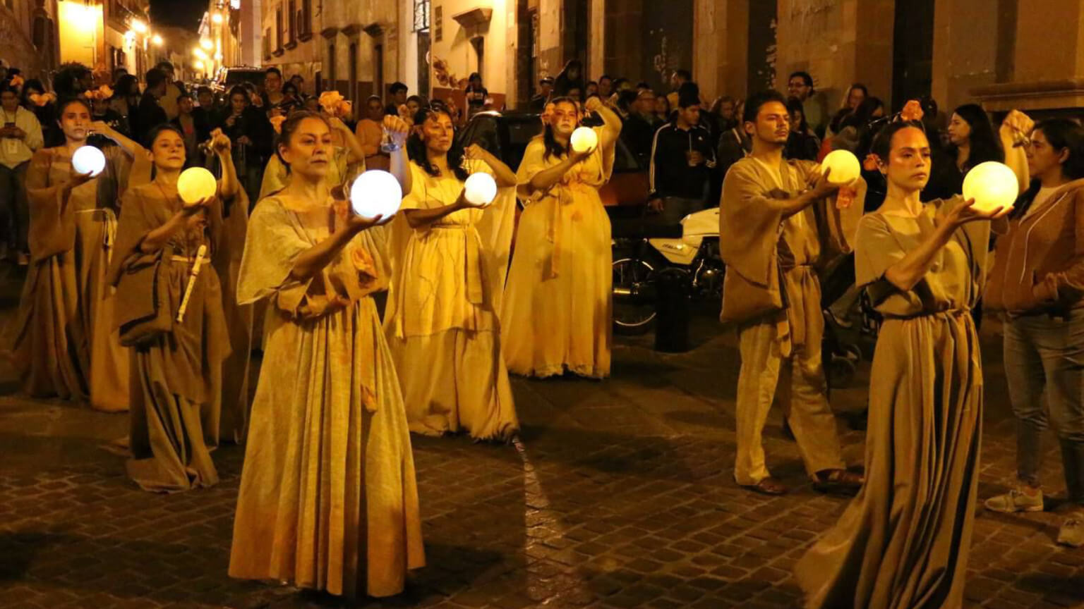 Los actores de La Gorgona Teatro sorprenden a los transeúntes con movimientos corporales y esferas luminosas en su actuación