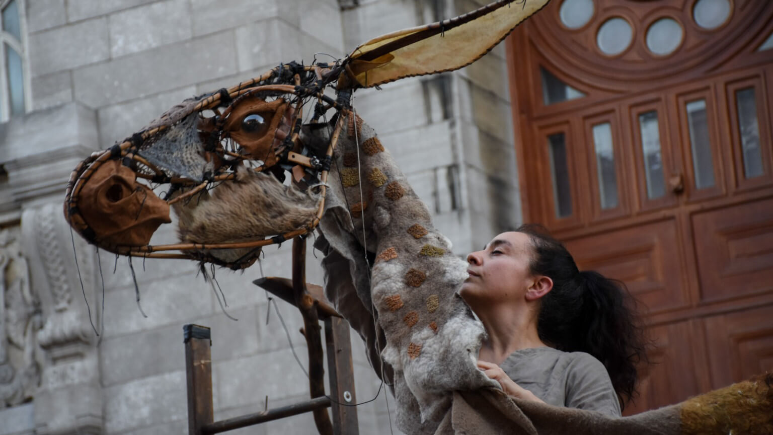 Los temas van desde recursos simbólicos que hablan de la fortaleza, la maravilla de las lenguas indígenas y un viaje por los pasajes de la memoria y el duelo