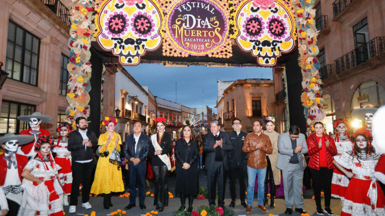 Con el Festival de Día de Muertos, colores, olores, sonidos y sabores inundan el Centro Histórico de Zacatecas El Gobernador David Monreal y su esposa, Sara Hernández de Monreal, inauguraron la edición 2023 de este festival, que incluyó la decoración de fachadas y un homenaje a personajes zacatecanos
