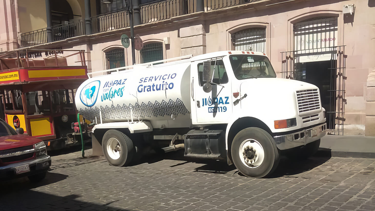 Se destinan tres pipas en las primeras horas de la mañana para abastecer a negocios que requieran el servicio