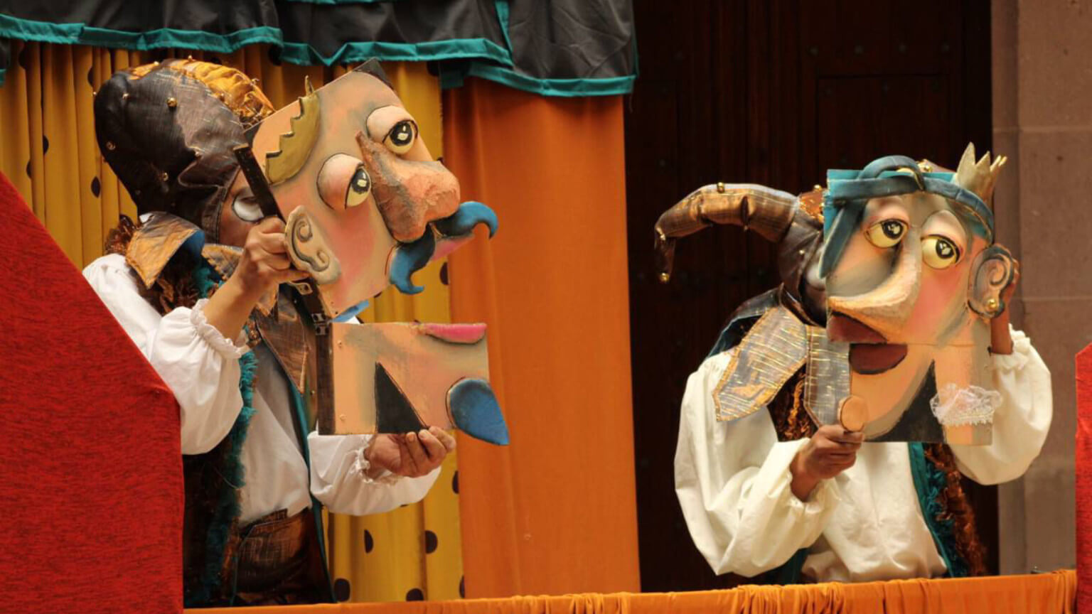 A partir del juego escénico desde los juglares, se busca la interacción con las y los pequeños para que sean parte de esta puesta en escena