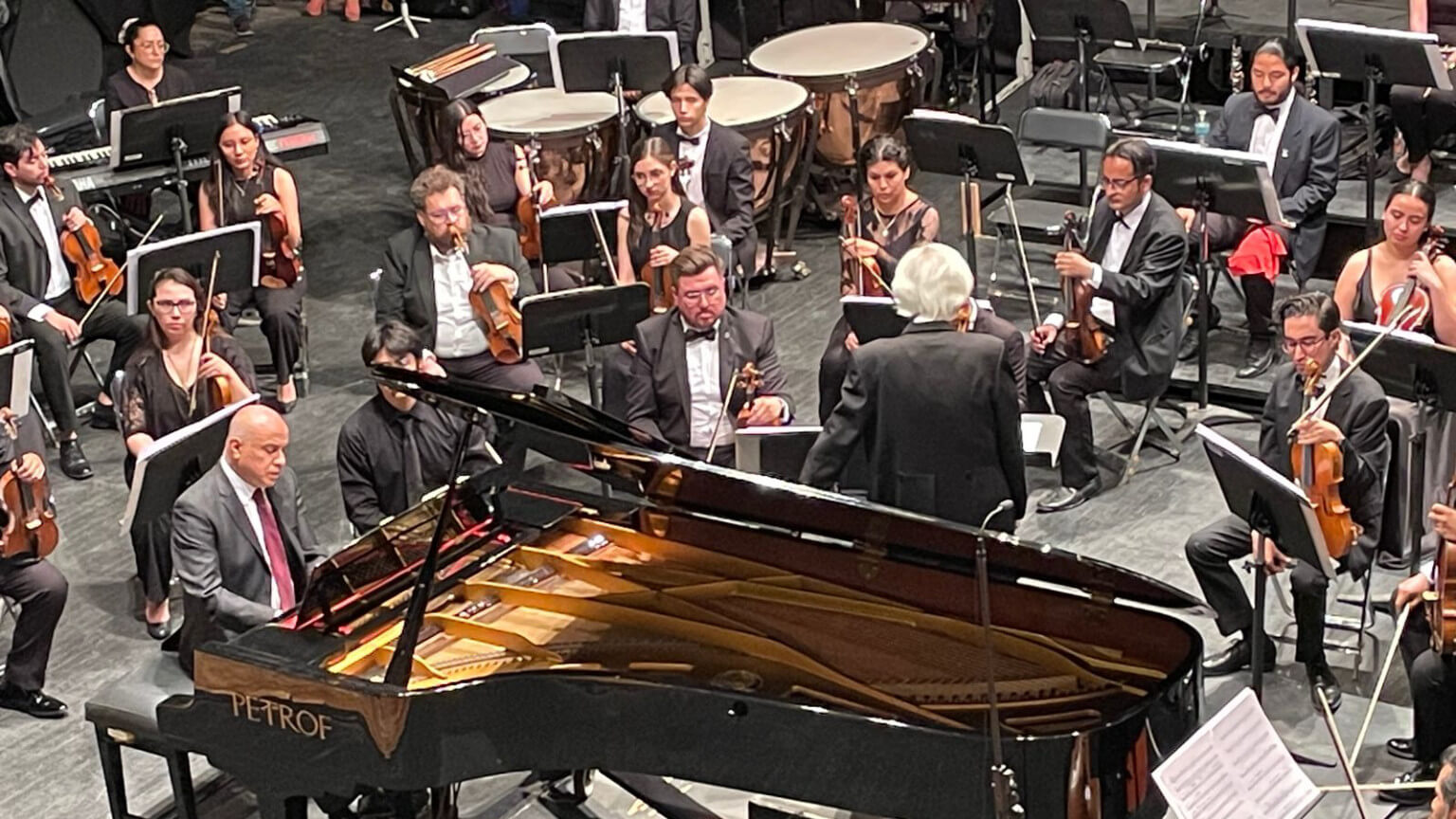 Ofrece Orquesta de Cámara del Estado de Zacatecas concierto para piano y orquesta, en el Teatro Fernando Calderón El repertorio estuvo formado por obras del compositor invitado Santos Cota y Jean Sibelius