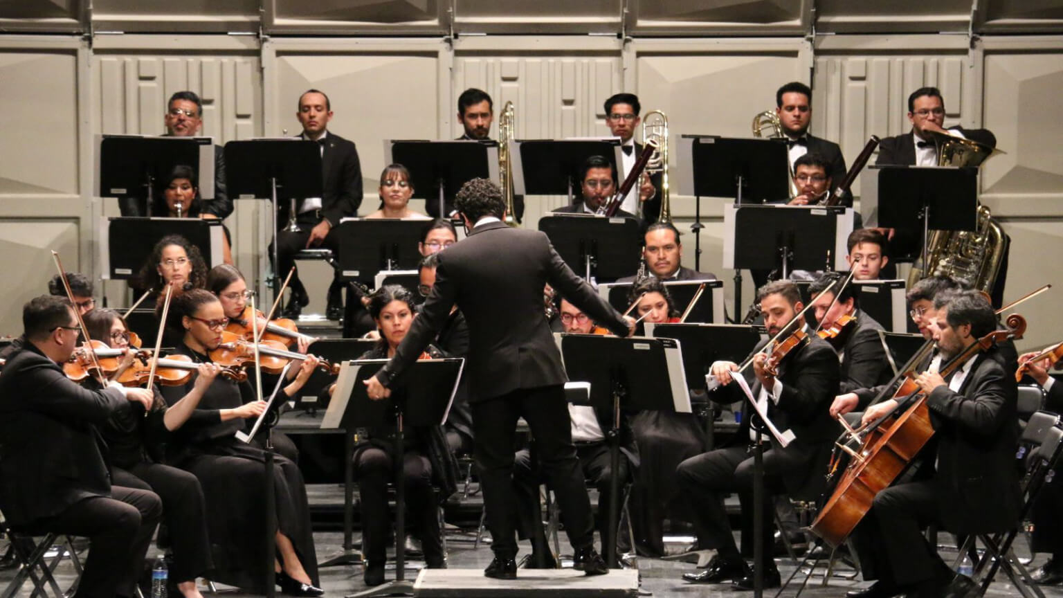 Tuvo como director huésped al músico y compositor Juan Vázquez y como solista, al oboe, a Montserrat García