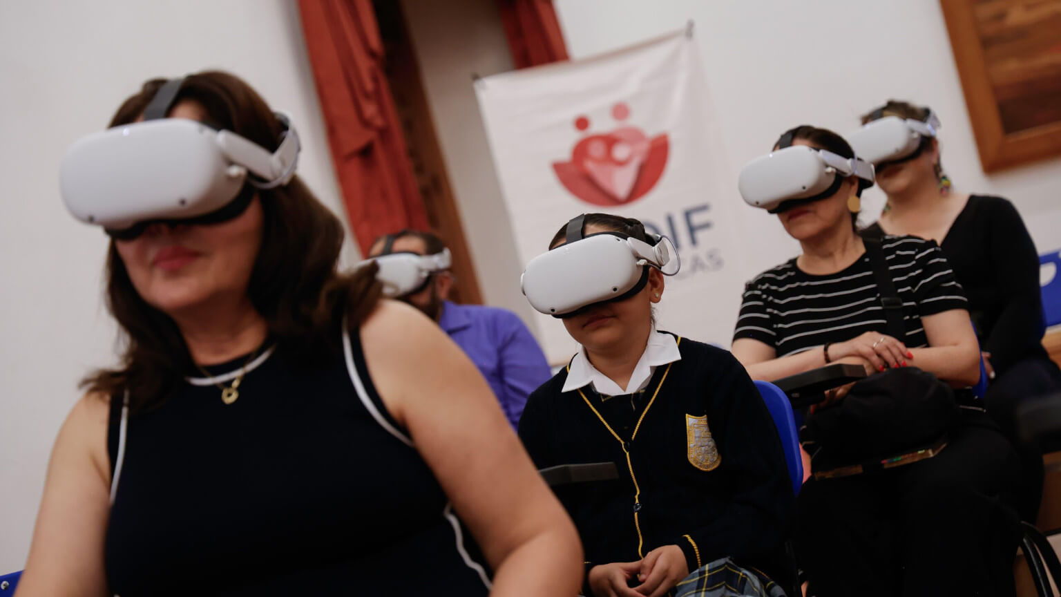 Aportación invaluable, porque los niños tienen derecho a la cultura, a la tecnología y saber lo que está sucediendo más allá de las fronteras de sus municipios