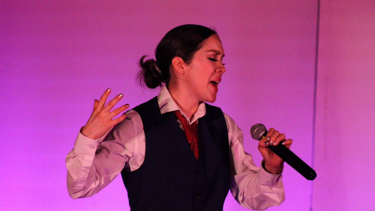 El espectáculo se basó en éxitos de las décadas de los 40, 50 y 60, transmitidos en estaciones como la XEW