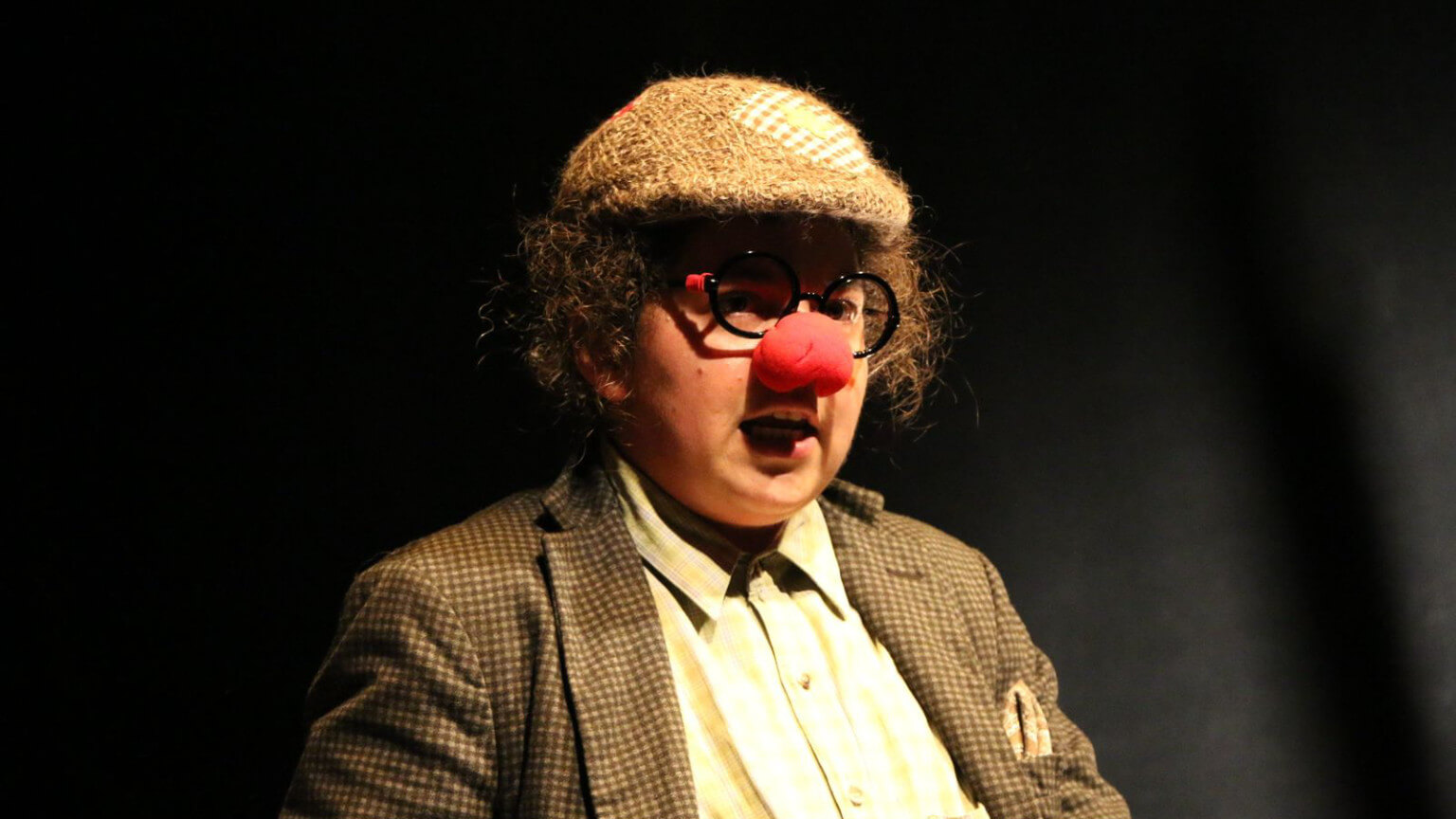 "Parrot Contestatario" es una obra de teatro improvisado escrita, dirigida y protagonizada por la actriz mexicana Natalia Goded