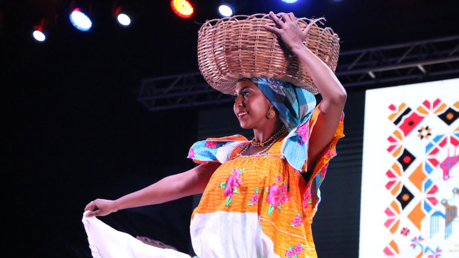 Isla Guadalupe, Zacatecas y Chiapas se presentan con éxito en Plaza de Armas