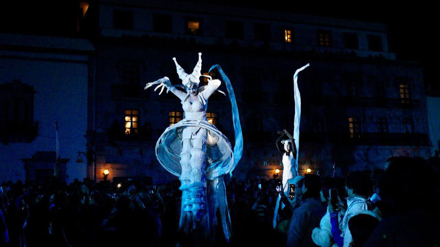 Egresados del Diplomado de Teatro de Calle presentan intervención escénica en el FITC 2024