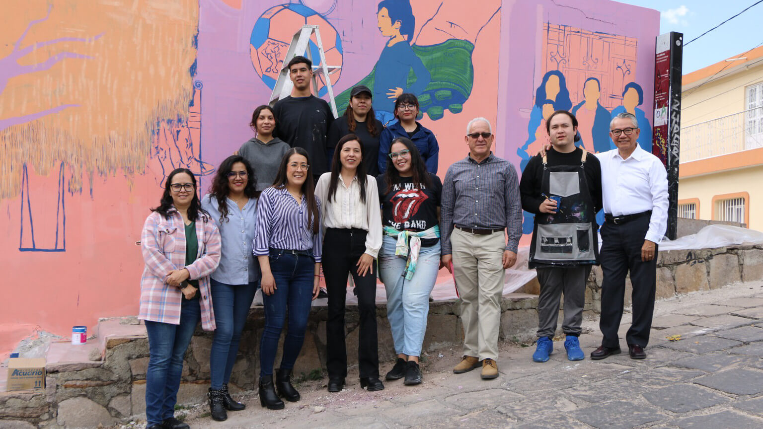Jóvenes artistas del colectivo 404 crean un mural que celebra la identidad del barrio El Vergel Nuevo