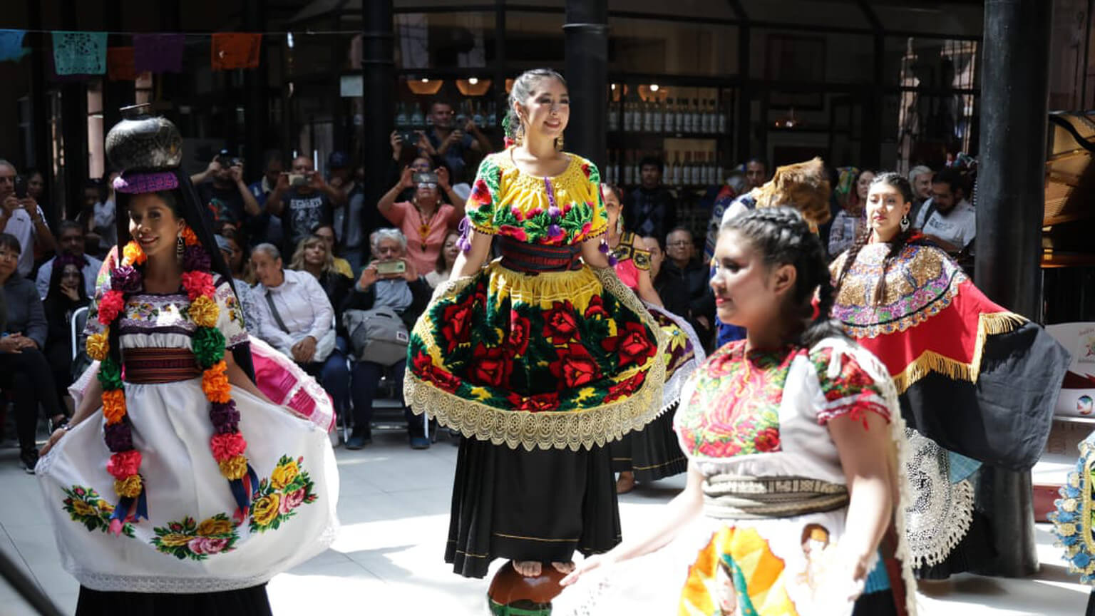Desde las primeras piezas musicales, "Pindékuecha" transportó al público a las raíces de la música michoacana