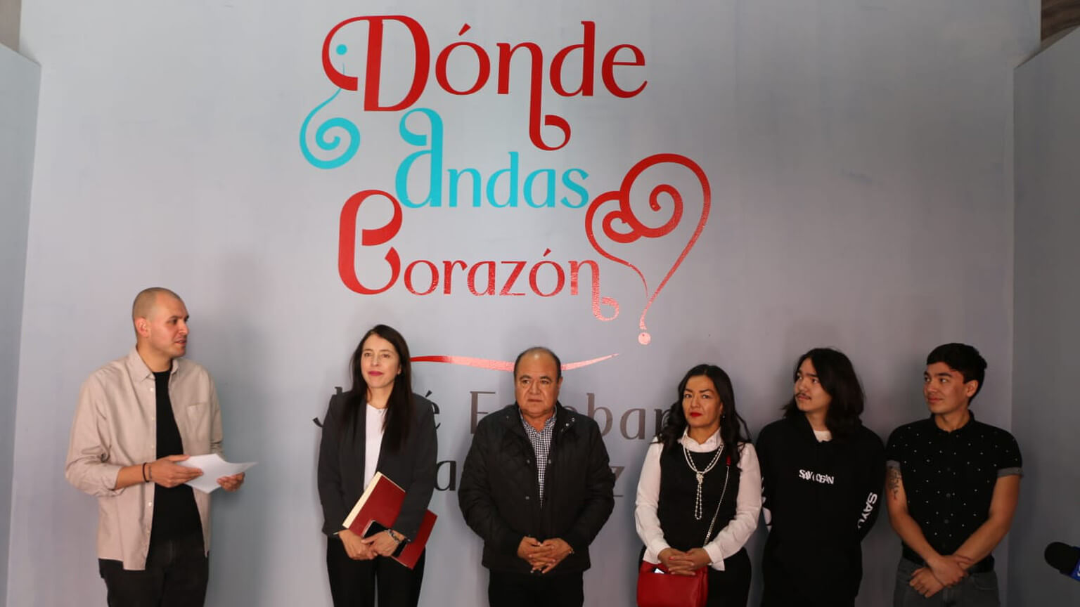 La exposición de Martínez combina lo lúdico y lo vernáculo, mostrando su enfoque contemporáneo en el arte