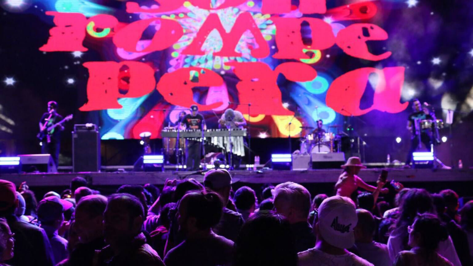 Convierte Son Rope Pera la Plaza de Armas de Zacatecas en una gran pista de baile A ritmo de cumbia, punk y psychobilly, impacta en el 39 Festival Cultural del Bienestar 2025