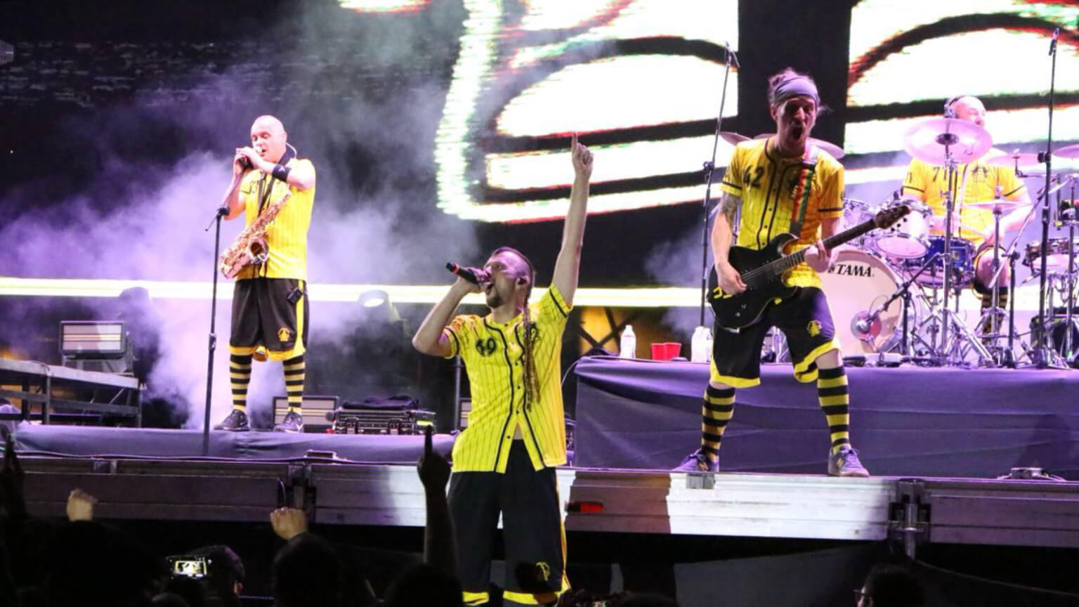 Euforia balcánica vive el público zacatecano en su Festival Cultural 2025, con Dubioza Kolectiv El FCZ 2025 vivió una intensa jornada, en la que se conjugaron la potencia de la música global con la profundidad expresiva de la danza flamenca