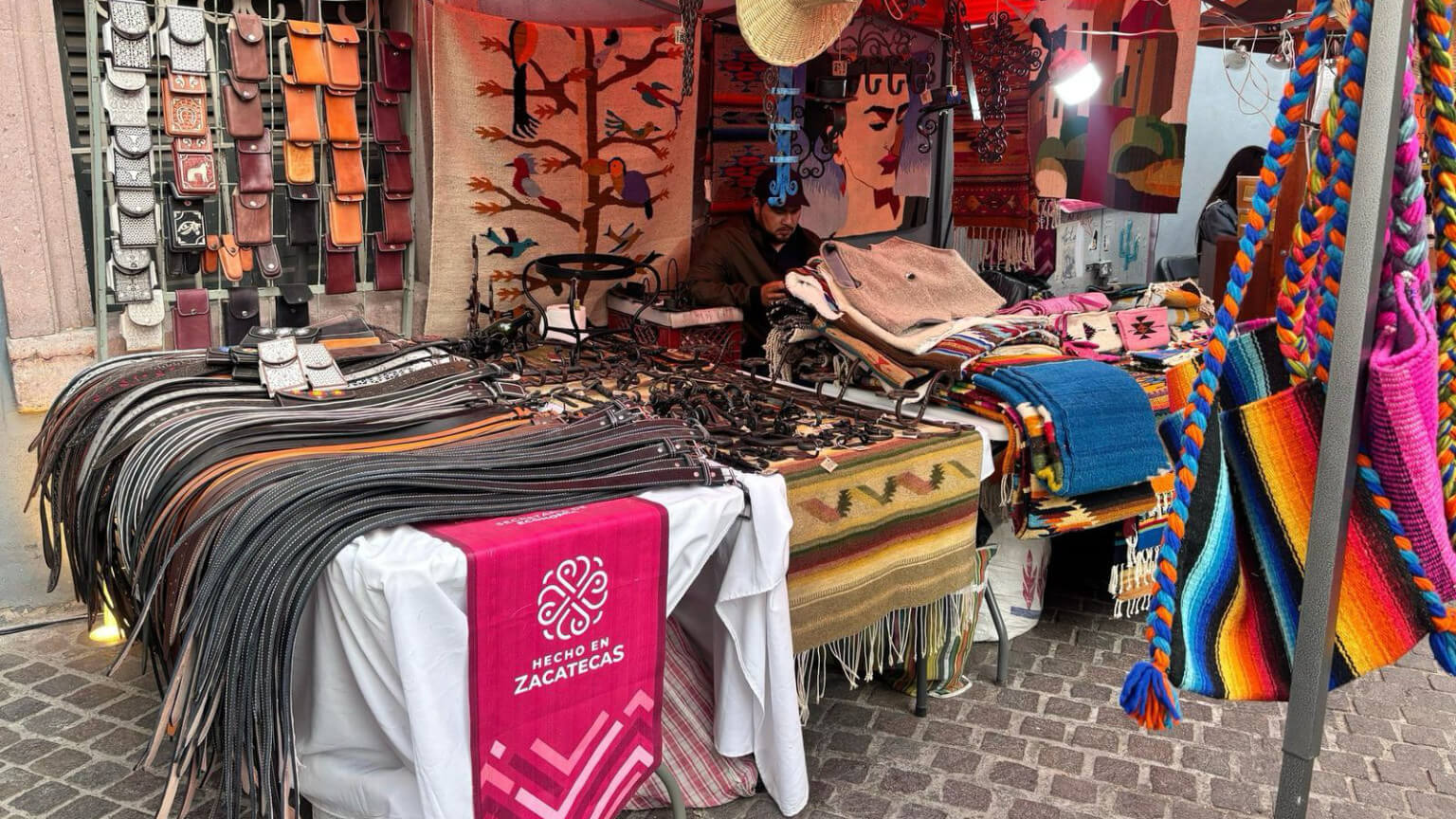 Invita Gobierno del Estado a disfrutar de la Expo Hecho en Zacatecas, en el marco del Festival Cultural del Bienestar Con el firme respaldo del Gobernador David Monreal Ávila, se impulsa al comercio local y se reconoce el esfuerzo de las y los productores zacatecanos que mantienen vivas nuestras tradiciones