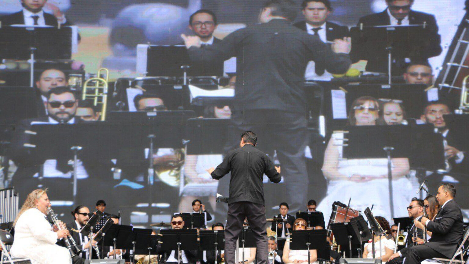 Miles ovacionan tradicional concierto de la Banda de Música del Estado de Zacatecas, en el FCZ Bajo la dirección huésped de Luis Manuel Sánchez Rivas
