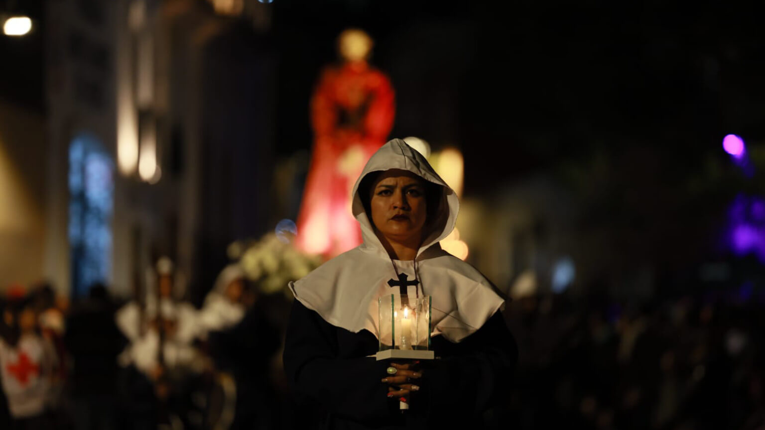 Se congregan miles de personas para presenciar la Procesión del Silencio en las calles del Centro Histórico de Zacatecas Cofradías recorren Zacatecas con túnicas negras y antorchas en la tradicional marcha silenciosa