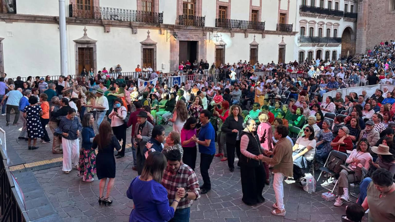 La Orquesta de Beto Díaz convierte la Plaza de Armas en una gran pista de baile, en el FCZ 2025 Con 65 años de trayectoria, la Orquesta, referente del género y dirigida por Beto Díaz Sánchez, hijo del fundador, reafirma por qué mantiene viva su esencia