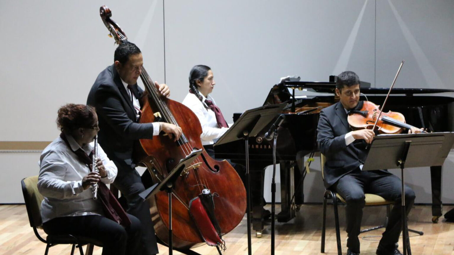 Percusión de Alberto García Villalpando realza ritmos festivos de schottisch y danzón en concierto
